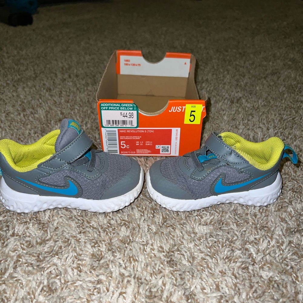 Nike Revolution 5 Size 5c